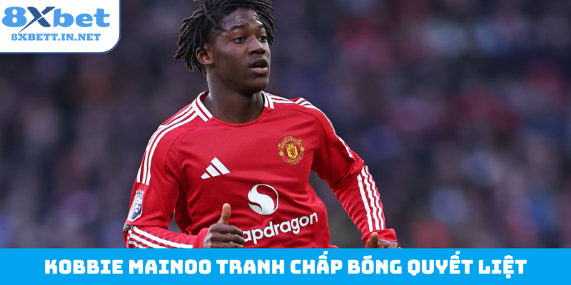 Kobbie Mainoo tranh chấp bóng quyết liệt
